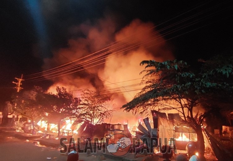 SEJUMLAH KIOS DI NAWARIPI TIMIKA HABIS DILALAP SI JAGO MERAH