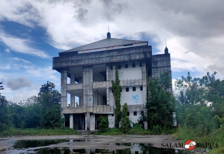 GEDUNG DINAS PERPUSTAKAAN MIMIKA KINI HOROR DAN JADI �ISTANA� BAGI PEMABUK