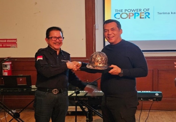 Presiden Direktur PTFI Tony Wenas saat menyerahkan cinderamata Helm Tembaga kepada Dirjen Imigrasi Kemenkumham Silmy Karim, pada Selasa (9/1/2023) (salampapua.com/Foto Corp.Comm PTFI)