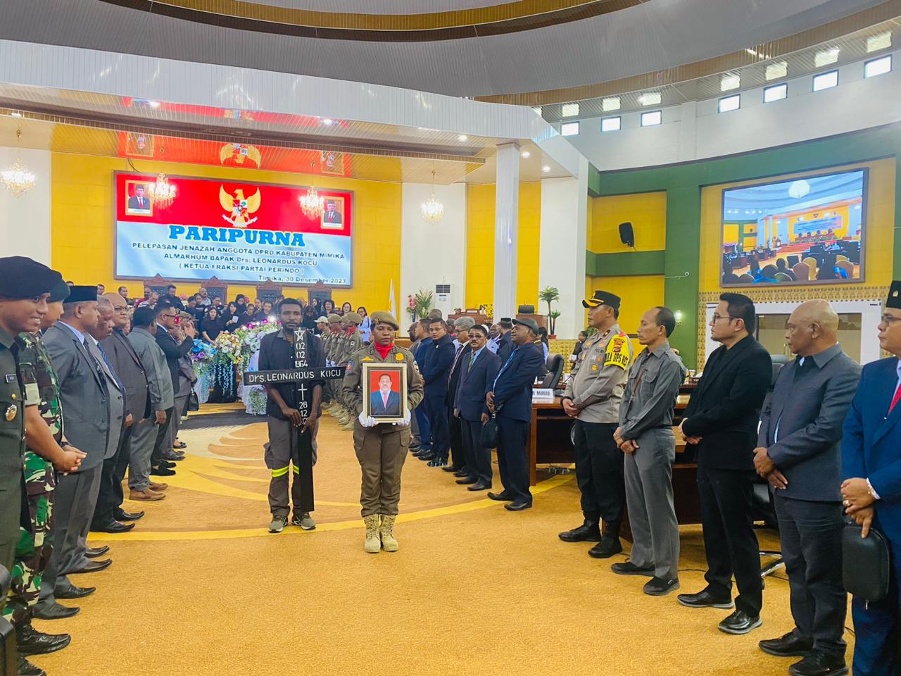 Isak Tangis Istri Dan Anak Iringi Paripurna Pelepasan Jenazah Ketua Fraksi Perindo, Drs Leonardus Kocu