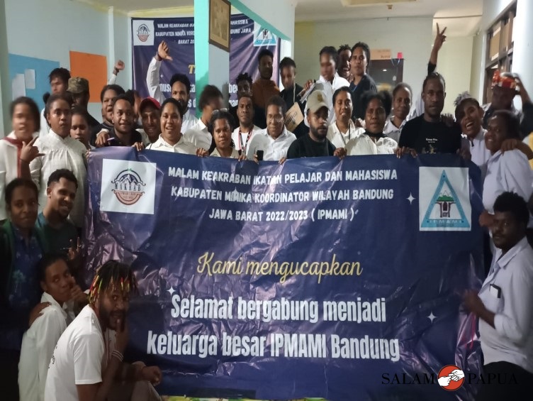 Foto bersama para mahasiswa asal Mimika di Bandung yang tergabung dalam IPMAMI saat kegiatan malam keakraban (Foto:salampapua.com)