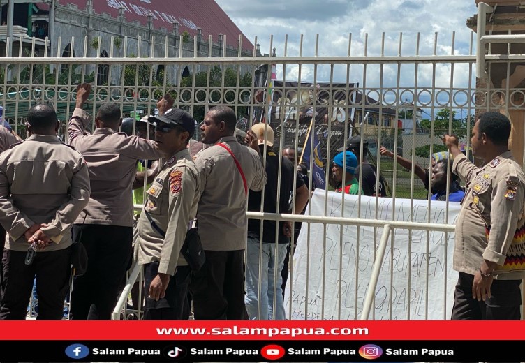 Diklaim Kehilangan 1.175 Suara Caleg Nasdem, Sejumlah Massa Minta Pleno Distrik Wania Di Tingkat Kabupaten Ditunda