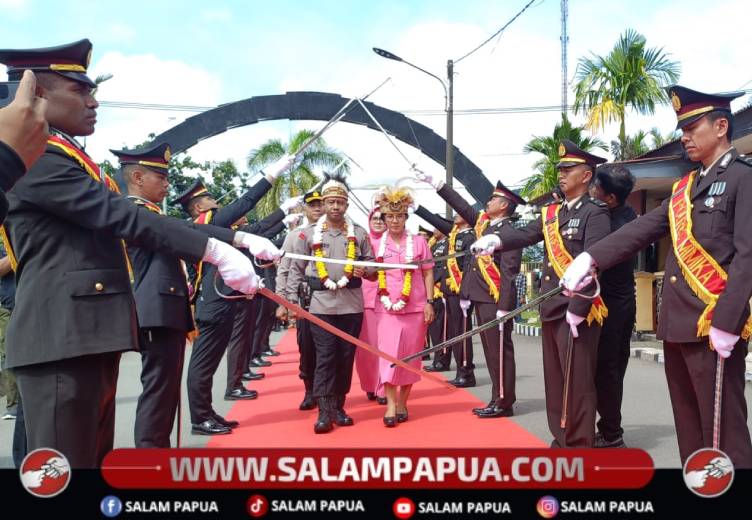 Resmi Jabat Kapolres Mimika, AKBP Alredo Agustinus Rumbiak Disambut Tradisi Pedang Pora