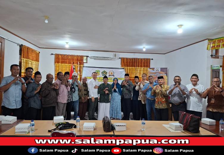 Foto bersama Kemenag Mimika dan FKUB dengan Yayasan Pondok Pesantren Al Islami Tahfidzil Qur?an An Nahdhiyyah SP3 di Kantor FKUB, Sabtu siang (19/7/2025) (Salampapua.com/Sianturi)
