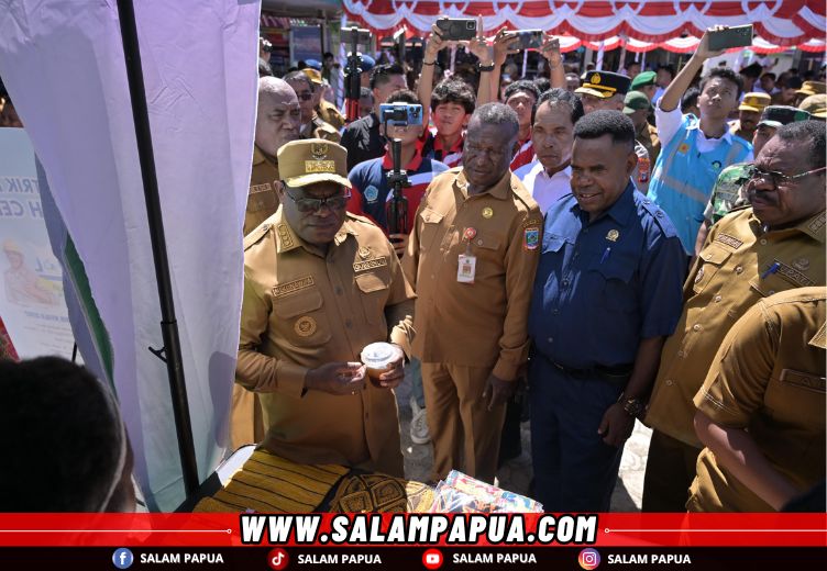 Gubernur Meki Nawipa meninjau stand sambil menyeduh kopi di halaman pasar Pagi Bumi Wonorejo Nabire (salampapua.com/Foto Humas Pemprov Papua Tengah)