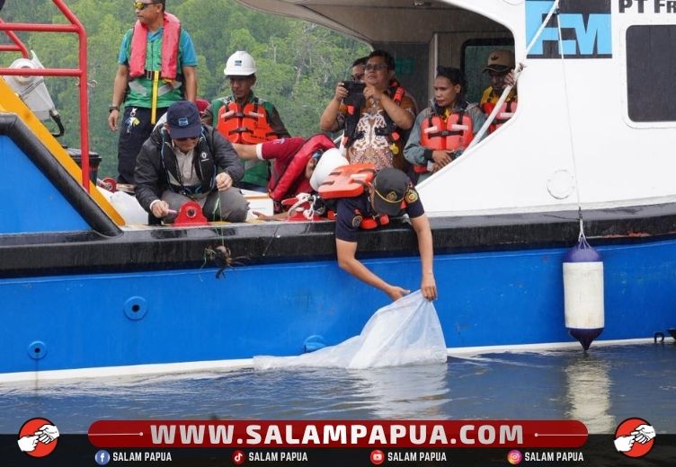 VP Environmental PTFI, Gesang Setyadi (kiri, bertopi) saat melakukan pelepasan simbolis 10.000 ikan baramundi di Muara Tipuka, Distrik Mimika Timur, Kabupaten Mimika, Papua Tengah, Kamis (28/5/2026) (salampapua.com/Foto: Corp.Comm PTFI)
