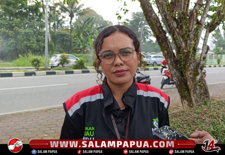 Respon Laporan Warga, Pasukan Hijau Distrik Mimika Baru Bersih-Bersih Sampah Klinik Di Jalan Yos Sudarso