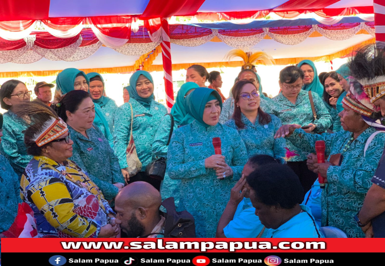 Kunjungi Anak-Anak Di Kwamki Narama, Nyonya Tri Karnavian: Buat Program Yang Menyentuh Keluarga