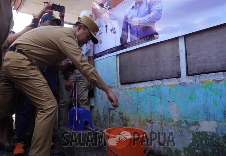 Dinas PUPR Salurkan Air Bersih Bagi Warga Mimika, Pj Bupati: Ini Hadiah HUT Kemerdekaan RI