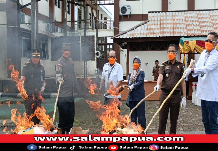 Perkara Inkracht, Kejari Mimika Musnahkan Sejumlah Barang Bukti