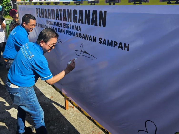 Penandatanganan Komitmen Penanganan Sampah di Provinsi Papua Tengah oleh Pj. Sekda Provinsi Papua Tengah, Presdir PTFI Tony Wenas, dan masyarakat Nabire (Foto:corp.comm PTFI)