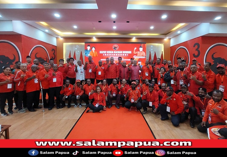 Ketua DPP PDI Perjuangan Bidang Kehormatan Komarudin Watubun foto bersama dengan seluruh peserta Rakerdasus (salampapua.com/JR)
