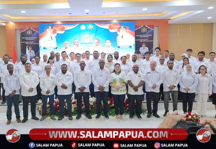 Foto bersama Bupati Mimika, Johannes Rettob bersama jajaran pengurus Kadin Provinsi Papua Tengah dan Kabupaten Mimika di Ballroom Hotel Grand Tembaga Timika, Kamis (25/6/2026)(Salampapua.com/Acik)