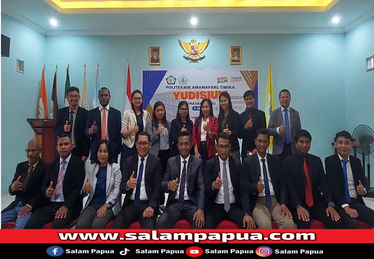 Foto bersama pimpinan dan beberapa jajaran dosen Politeknik Amamapare Timika (salampapua.com/Foto Biro Humas Politeknik Amamapare Timika)