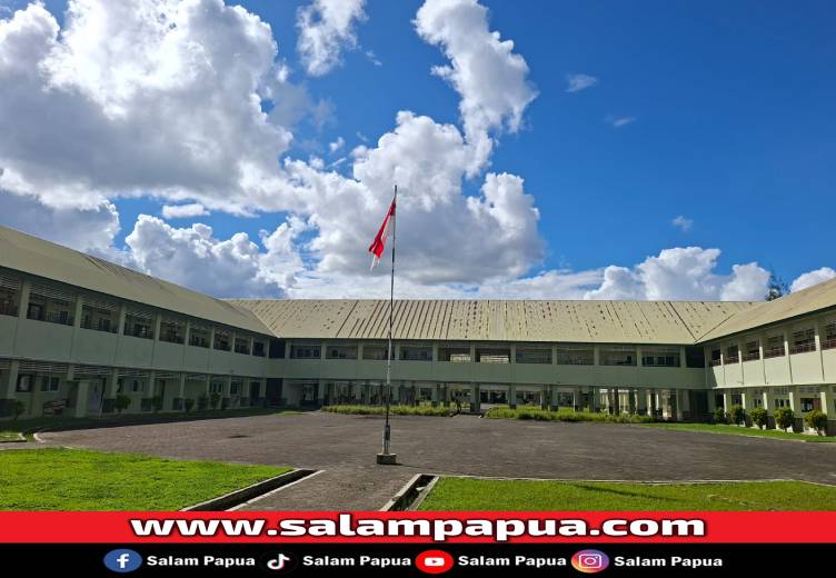 Gedung Sekolah Asrama Taruna Papua (SATP) milik Yayasan Pemberdayan Masyarakat Amungme dan Kamoro pengelola dana kemitraan PT Freeport Indonesia di Kelurahan Wonosari Jaya Timika (Salampapua.com/Sianturi)