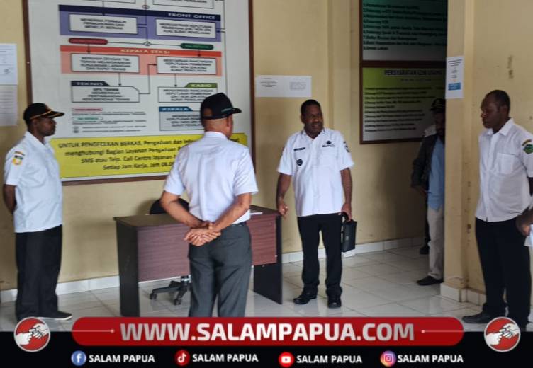 Suasana inspeksi mendadak oleh Bupati Kabupaten Nduga, Provinsi Pegunungan, Yoas Beon, SIP di salah satu OPD, Selasa lalu (28/4/2026)(Dokumen Humas Kabupaten Nduga)
