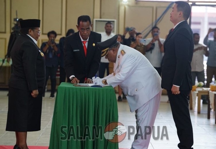Bupati Mimika Eltinus Omaleng saat menandatangani berita acara serah terima jabatan dari mantan Pj Bupati Mimika Valentinus Sudarjanto Sumito yang dipimpin langsung Pj Gubernur Papua Tengah Ribka Haluk (Foto:salampapua.com/Evita)