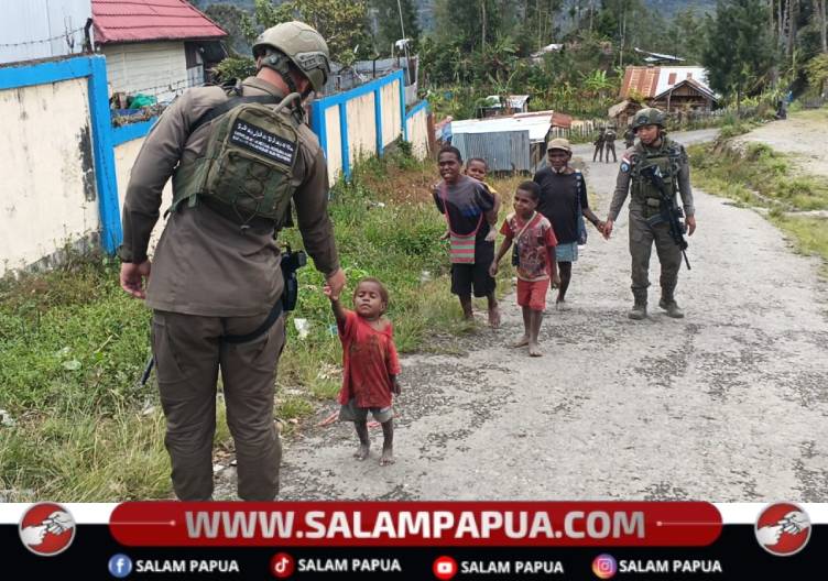 Satgas Damai Cartenz Gelar Patroli Humanis Di Sugapa, Jaga Rasa Aman Masyarakat