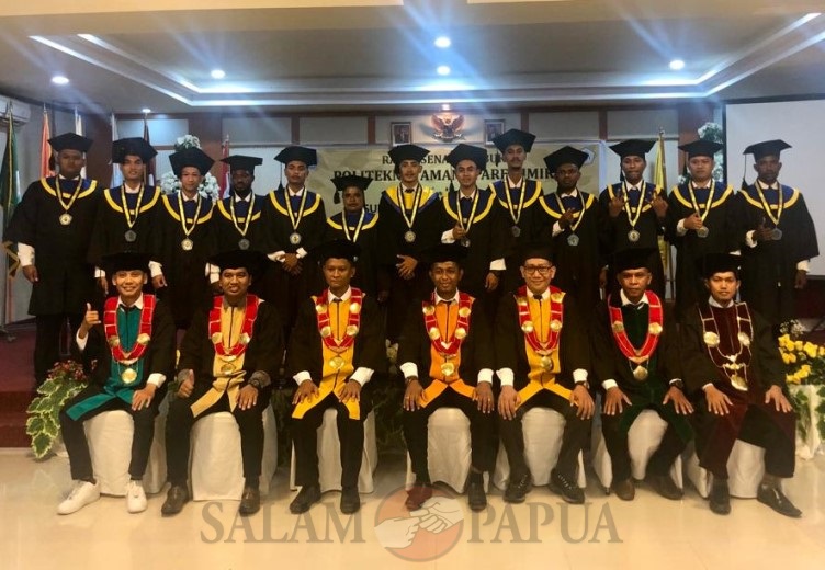Foto bersama Direktur, Para Wadir, Para Koprodi, serta wisudawan dan wisudawati Prodi Teknik Mesin Politeknik Amamapare Timika (Foto:salampapua.com/Evita)