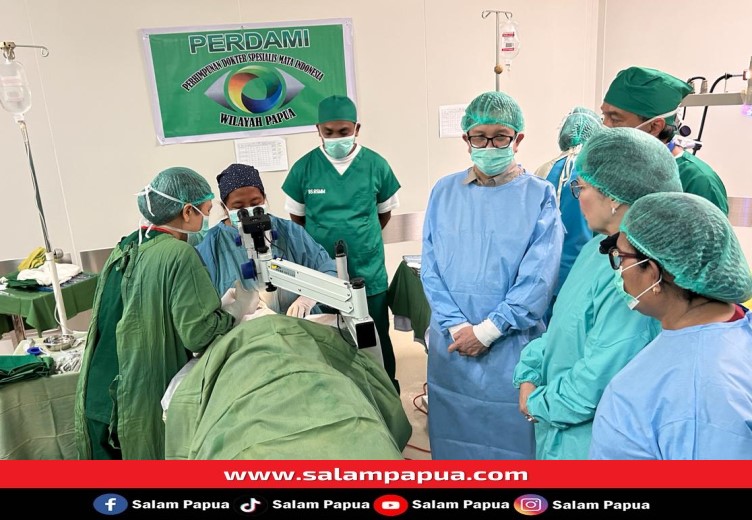 Presiden Direktur PTFI, Tony Wenas saat meninjau langsung pelaksanaan pelayanan kesehatan mata dan operasi katarak gratis di RSMM Timika, Jumat (5/4/2024) (salampapua.com/Foto Corp.Comm PTFI)