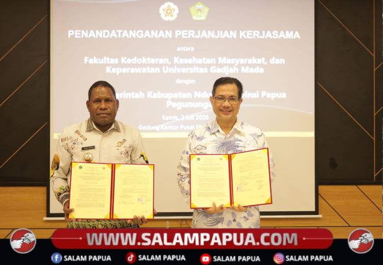 Bupati Kabupaten Nduga, Papua Pegunungan, Yoas Beon, SIP (kiri) bersama dengan Dekan Fakultas Kedokteran, Kesehatan Masyarakat dan Keperawatan UGM, Dekan Fakultas Kedokteran, Kesehatan Masyarakat dan Keperawatan UGM, Prof. dr. Yodi Mahendradhata, M.Sc., Ph.D., FRSPH usai teken MoU PPDS, Kamis (1/7/2026) di Yogjakarta (Salampapua.com/Dokumen Pemkab Nduga)