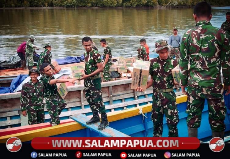Pengiriman logistik ke lokasi kegiatan TMMD menggunakan kapal (Humas Kodim 1710/Mimika)