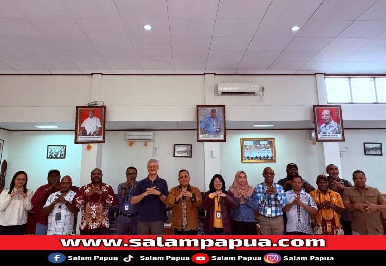 Foto bersama Tim Penilaian CSR PDB Award 2025 bersama Tim YPMAK yang dilaksanakan diruang rapat YPMAK, Jalan Yos Sudarso Timika, Selasa (10/6/2025) (Salampapua.com/Evita)