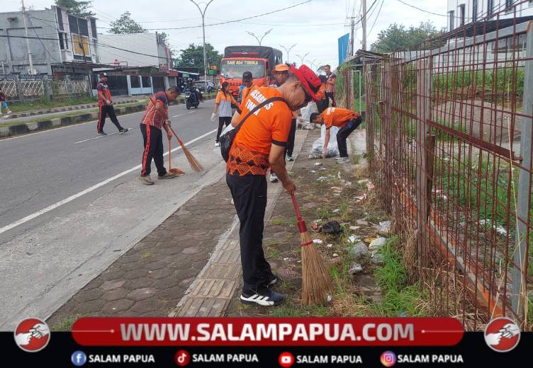 SAR Timika Turun Bersih-Bersih Jalan, Dukung Program Mimika Bersih