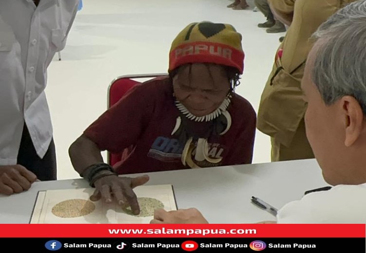 Pemeriksaan buta warna kepada masyarakat di kampung Waa Banti (salampapua.com/Foto: Corp.Comm PTFI)