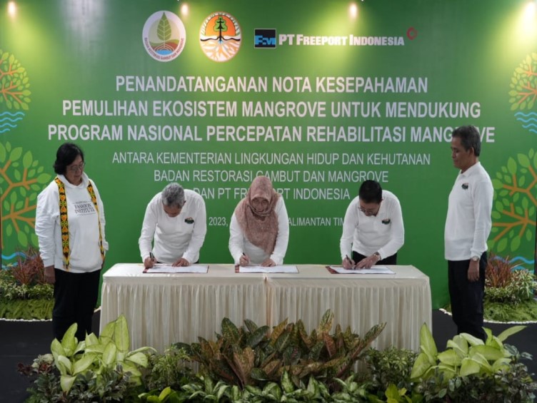 Direktur Jenderal Pengendalian Pencemaran dan Kerusakan Lingkungan KLHK RI Sigit Reliantoro (kedua dari kiri), Sekretaris BRGM Ayu Dewi Utari (tengah), dan Presiden Direktur PTFI Tony Wenas (kedua dari kanan) saat penandatanganan nota kesepahaman pemulihan ekosistem mangrove untuk mendukung program nasional percepatan rehabilitasi mangrove, yang disaksikan oleh Menteri Lingkungan Hidup dan Kehutanan RI, Siti Nurbaya (kiri) dan Kepala Badan Restorasi Gambut dan Mangrove, Hartono (kanan) di Pantai Melawai, Balikpapan, pada Sabtu pagi (10/6/2023) (Foto:Istimewa)