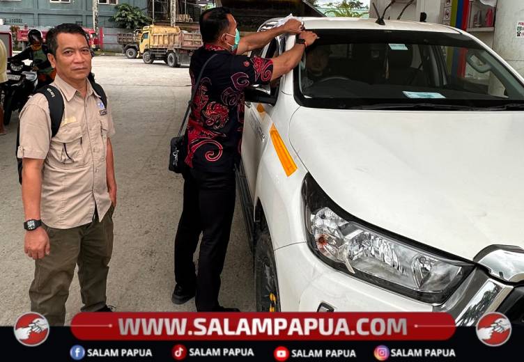 Bapenda Mimika Tempel Stiker Kendaraan Taat Pajak, Edukasi Pengendara Di Sejumlah SPBU