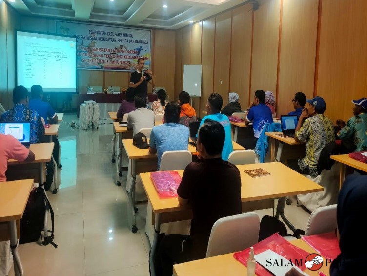 PERSIAPKAN BIBIT PESEPAKBOLA, GURU-GURU SMP DI MIMIKA IKUT PELATIHAN SPORT SCIENCE