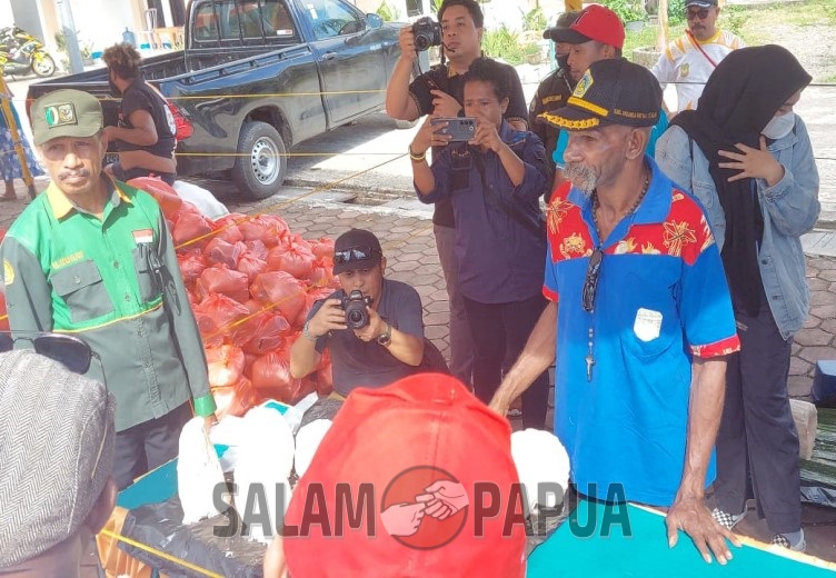 PERJUANGAN KELOMPOK TANI SUKU KAMORO �AIMIKAMO� DI TENGAH MENJAMURNYA PRODUKSI DAN PENJUALAN SAGU DI MIMIKA