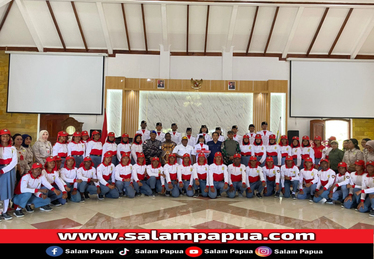 Tiba Di Timika, Pj Sekda Terima Duplikat Bendera Pusaka