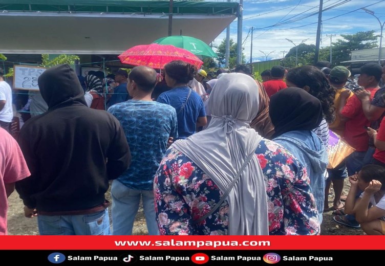 Tidak Ada Petugas Keamanan Di TPS 23 Kamoro Jaya, Warga Serobot Masuk Berebut Surat Suara