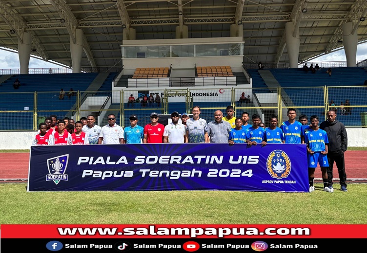 Plt. Direktur Teknik Asosiasi Provinsi PSSI Papua Tengah M. Jaelani Saputra bersama perwakilan PTFI, PFA dan perwakilan peserta Turnamen Piala Soeratin U-15 Papua Tengah di Lapangan sepak bola MSC (salampapua.com/Foto Corp.Comm PTFI)