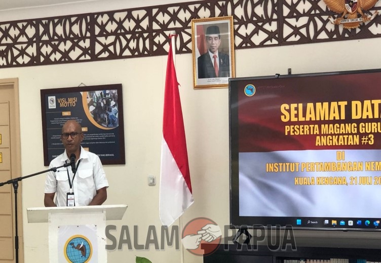 VP Community Relation PTFI, Engel Enoch saat menyampaikan sambutan (Foto:salampapua.com/Evita)