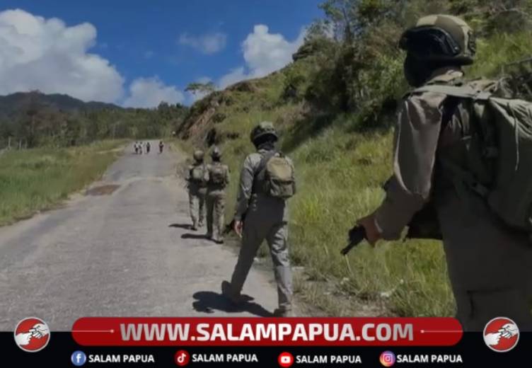 Patroli Jalan Kaki Satgas Ops Damai Cartenz Di Sinak, Warga Merasa Lebih Aman