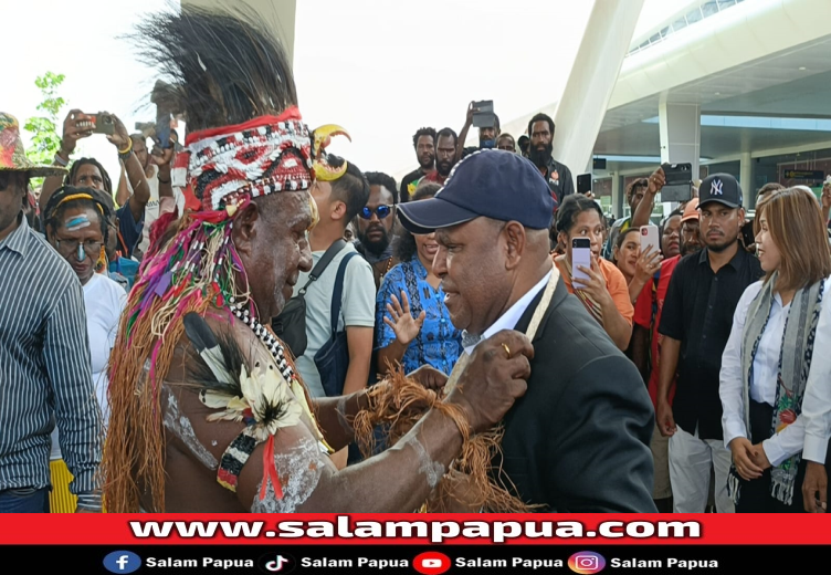 Bukti Dukungan, Ribuan Masyarakat 7 Suku Di Mimika Jemput Kedatangan Natalis Tabuni Dan Titus Natkime