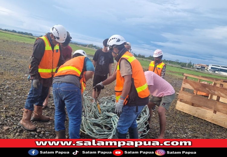Tim Community Affairs PTFI menyiapkan peralatan sling load sebelum proses pengangukutan logistik ternak menggunakan helikopter (salampapua.com/Foto Corp.Comm PTFI)