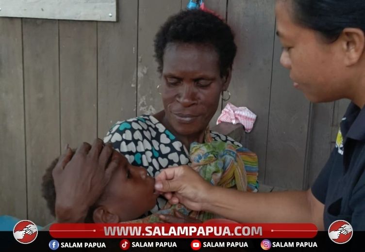 Tidak Tinggalkan Pasien, Nakes Kampung Sehat YPMAK Pantau Jam Minum Obat Warga Yang Malaria