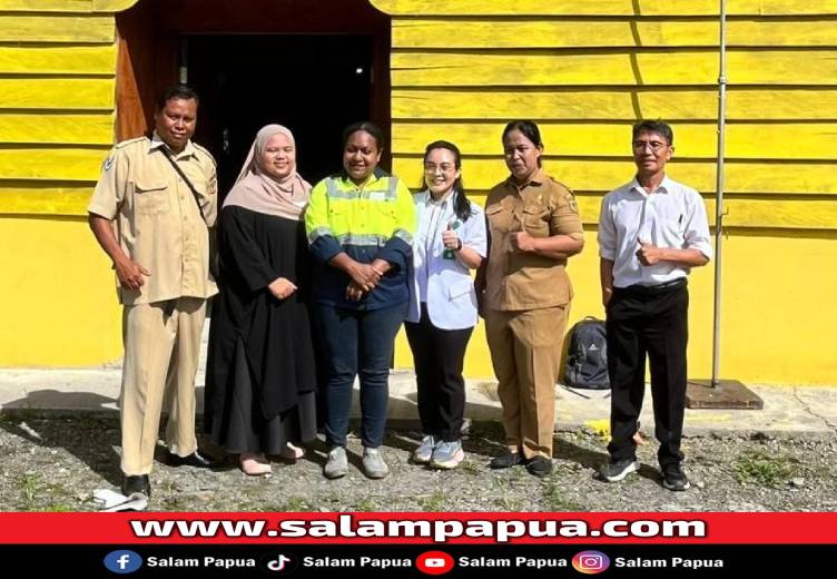 CSR Officer PT Petrosea Tbk, Joyner Kambuaya (tiga dari kiri) bersama para guru SD Advent Kuala Kencana (CSR PT Petrosea)