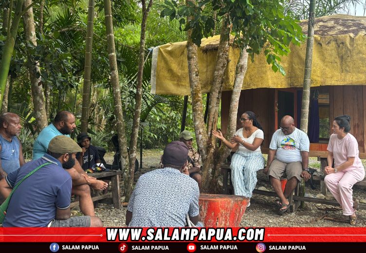 Elfrida Natkime dan Dr. Preysi Sherly Siby saat bersama masyarakat di Banti (salampapua.com/Foto dokumen pribadi Elfrida Natkime)