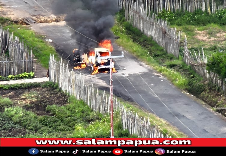 KKB Bakar Mobil Dan Seorang Sopir Di Paniai