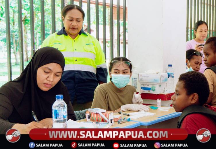 CSR Officer PT Petrosea Tbk, Joiner Kambuaya bersama Puskesmas Timika Jaya dan Dinas Kesehatan Kabupaten Mimika melaksanakan skrining malaria bagi masyarakat sekitar (Humas PT Petrosea Tbk)