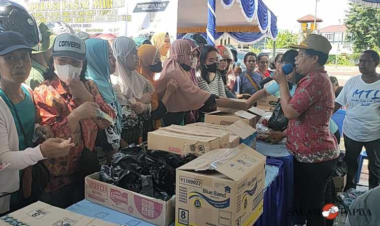 TERBUKA UNTUK UMUM, WARGA MIMIKA BARU SERBU PASAR MURAH DISPERINDAG