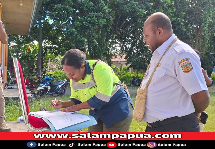 Penandatanganan serah terima oleh Joyner Kaambuaya, CSR Officer PT Petrosea Tbk disaksikan Kabid P2P Dinkes Mimika, Obet Tekege, Rabu (4/6/2025) (Salampapua.com/Sianturi)