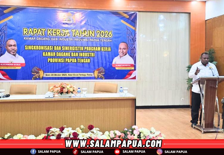 Ketum KADIN Papua Tengah Alexsander Gobai saat menyampaikan sambutan pada Raker Perdana Dewan Pengurus, yang digelar di ruang pertemuan Hotel Grand Tembaga Timika, Senin (20/10/2025) (salampapua.com/Foto JR)