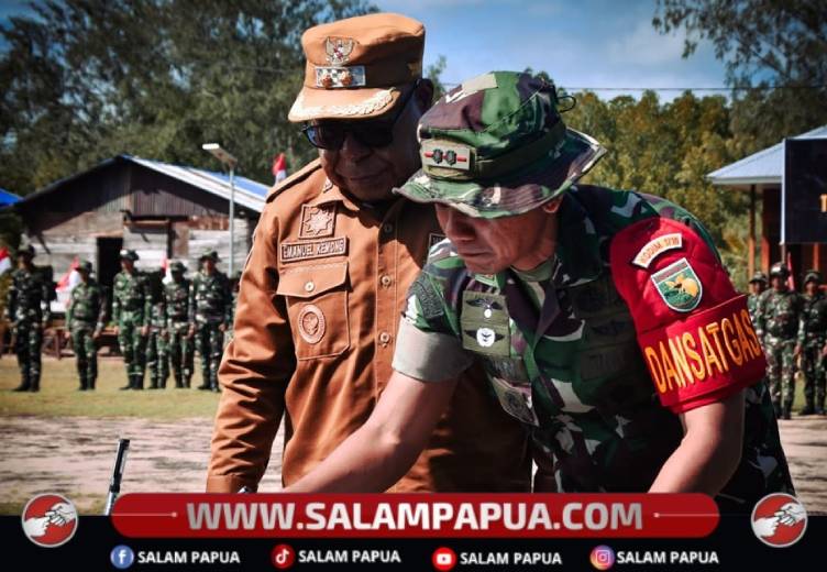 1. Satgas TMMD Kodim 1710/Mimika Letkol Inf Jozanda bersama Bupati Mimika Johannes Rettob menandatangani naskah TMMD Ke 128 di Keakwa, Mimika Tengah (Humas Kodim 1710/Mimika)