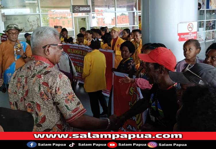 Bupati Kabupaten Mimika, Johannes Rettob menyalami para pekerja PT HAL yang sudah tiba di Bandara Mozes Kilangin Timika, Jumat (2/5/2025) (Salampapua.com/Acik)